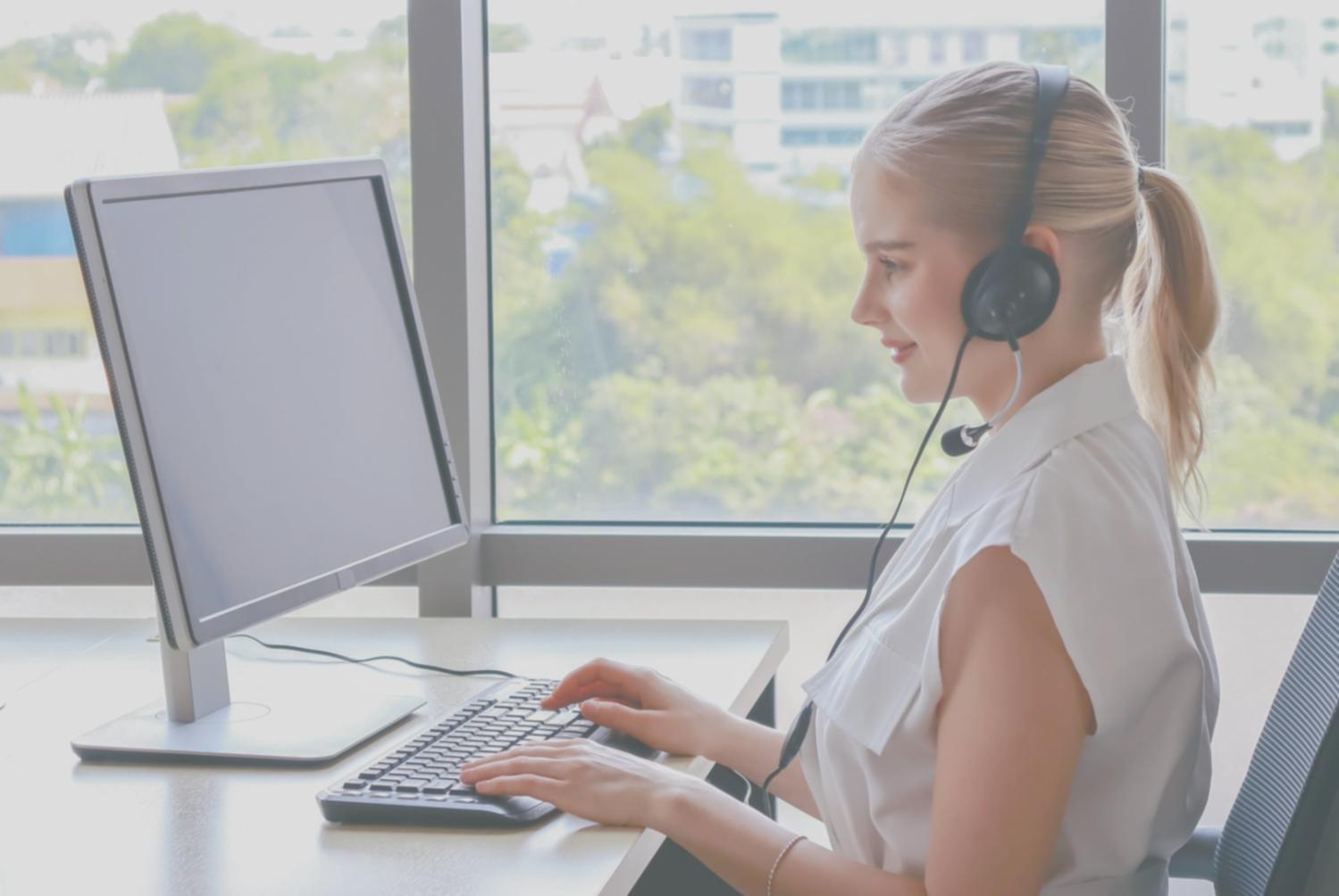 Profesionales desarrollando competencias financieras en sesión de trabajo colaborativo